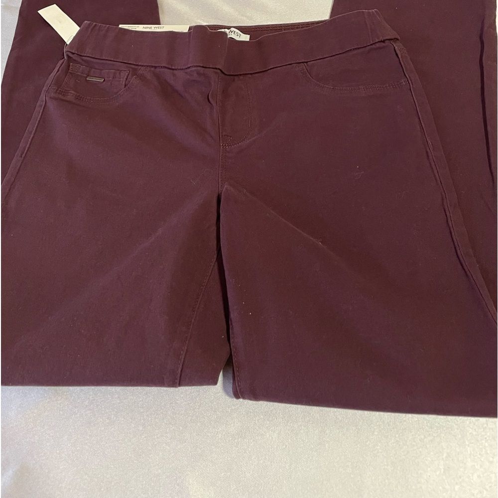 Nine West Heidi pull on pants, Burgandy, size 4, NWT, stretch, straight leg